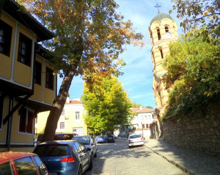 Затварят с бариера източната част на Стария град, раздават пропуски