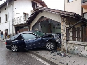 Син на бивш полицай заби БМВ-то си в