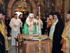 Синодът отряза папата за обща молитва и служба, не му дава и преводач