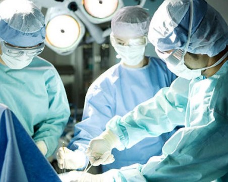 5 часа оперирали простреляната курсантка. Засегнат е белият й дроб