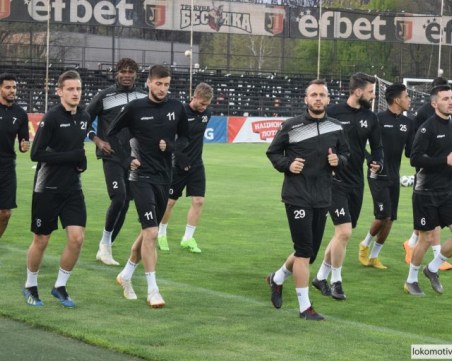 Локо брани първото място без двама контузени днес