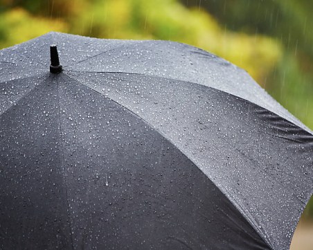 Облаците трайно се настаняват през уикенда: На места дъждове с гръмотевици