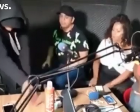 Обраха радиоводещ и гостите му в ефир