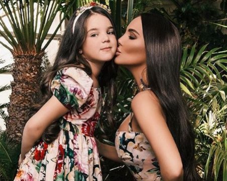 Стефано Габана сподели снимка на Николета и Никол, облечени в негови рокли