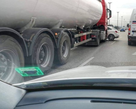 Цистерна помете джип на Околовръстното в София