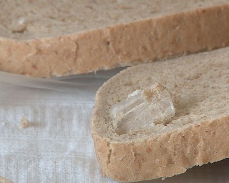 Жена тръгна да прави закуска на внучето, откри 2,5 см. стъкло в хляба