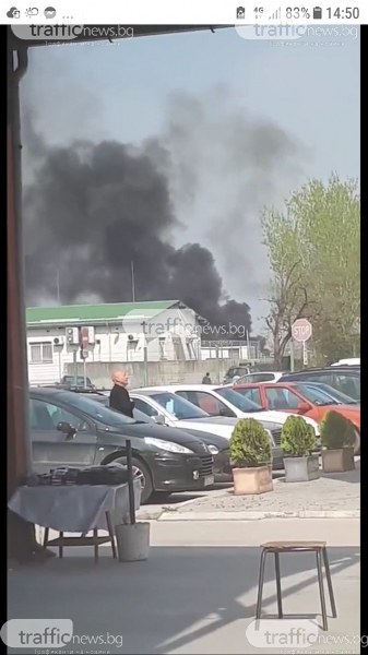 Гуми и боклуци горят на метри от КАТ Пловдив, гъст черен дим покри Шекера