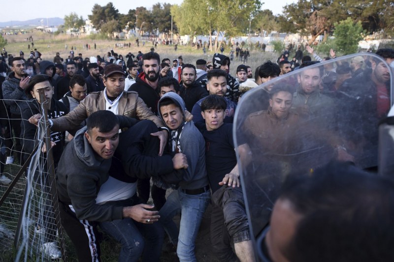 Мигранти към Македония – искат в Германия. Полиция е по петите им!