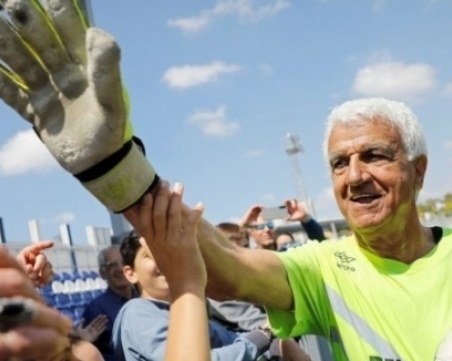 73-годишен мъж стана най-възрастният професионален футболист