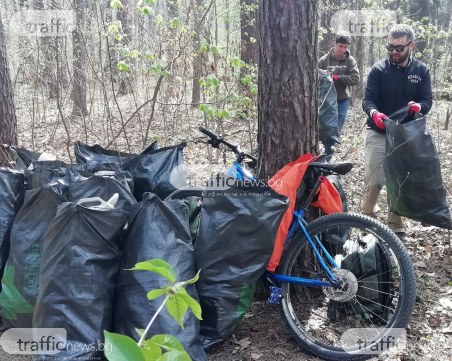 Добрият пример: Доброволци чистят Ловния парк в София
