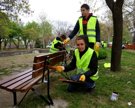 Доброволци от Либхер разкрасиха четири парка в Пловдив