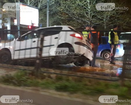 Кола пропадна в яма на кръстовище в Пловдив заради ВиК авария