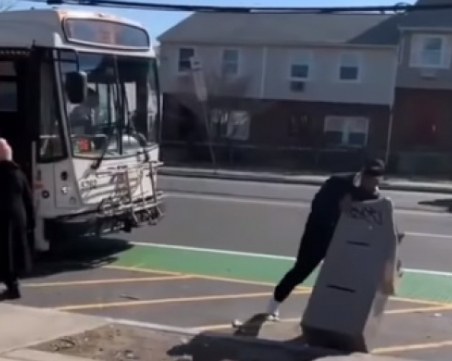 Крадец задигна банкомат, опита се да го пренесе с градския транспорт