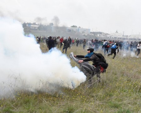 Сблъсъци край Солун! Маскирани мигранти се опитаха да пробият полицейския кордон