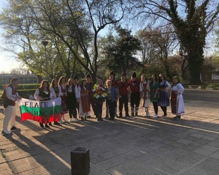 Ученици от пловдивска гимназия поканиха класната си на бала, облечени в носии