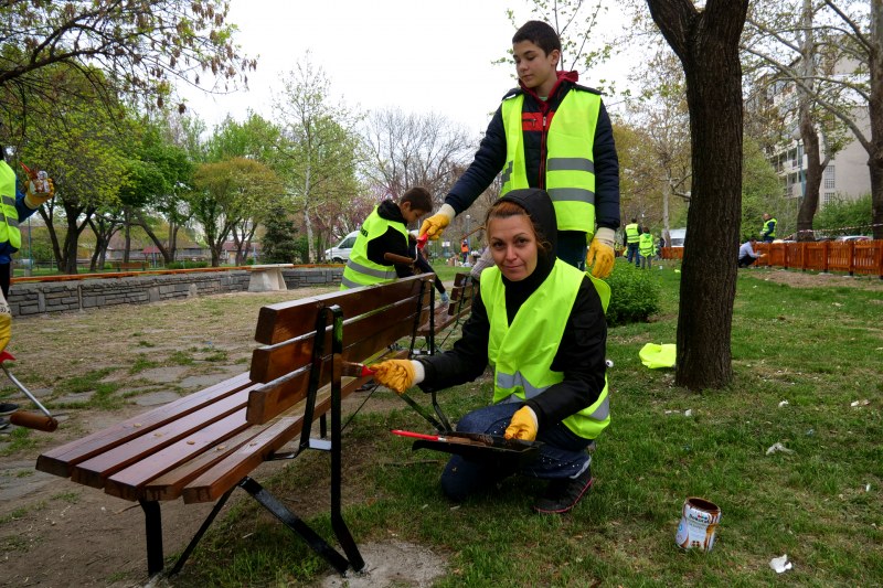 Доброволци от Либхер разкрасиха четири парка в Пловдив