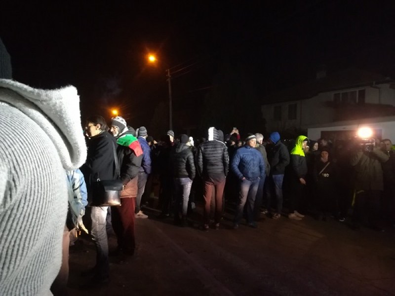 100 жители на Войводиново се събраха на протест