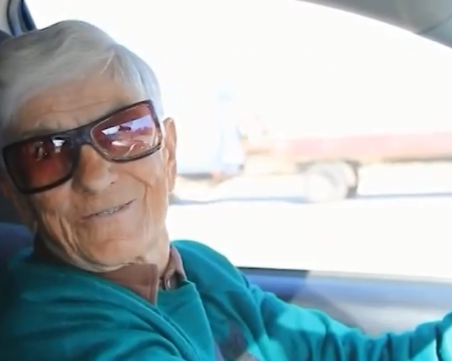 90-годишна баба, бивш рали състезател от Добрич, не слиза от колата си