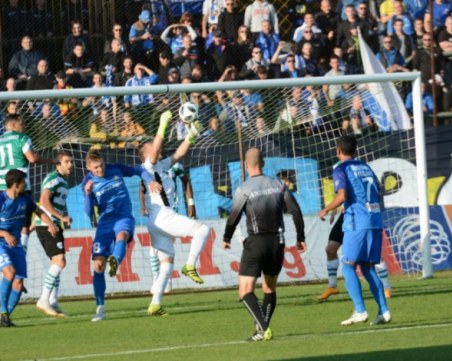 Левски доигра с 10 души, но грабна трите точки във Варна