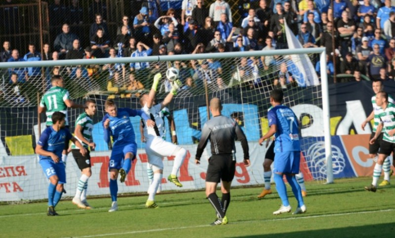 Левски доигра с 10 души, но грабна трите точки във Варна
