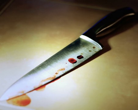 8-годишен наръга с нож 13-годишната си сестра. Рязали салата!