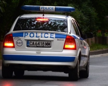 Двама души в болница след катастрофа на пътен възел 