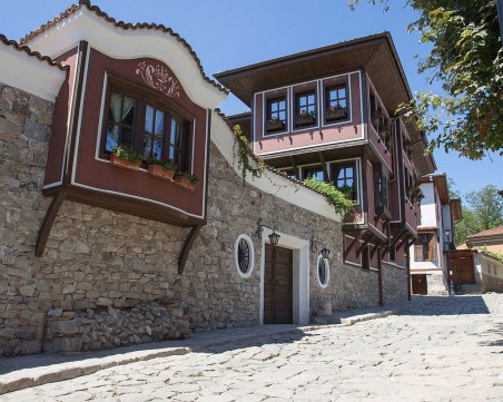 Източният вход на Стария град от днес вече е с бариера