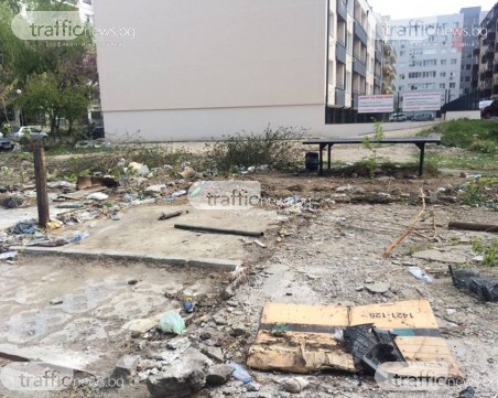 Махнаха гаражите пред блок в Кючука, но боклуците си останаха