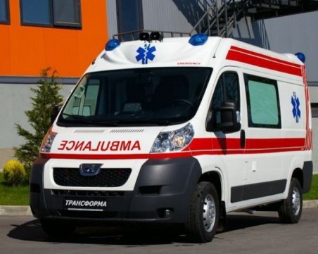 Мъж пострада тежко при челен удар между тир и кола