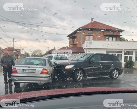 Мегз катастрофира! Дизайнерката заби мерцедеса си в кола в Раковски