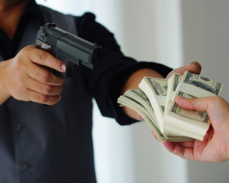 Обирджии задигнаха каса със 10 бона, оставиха я на улицата