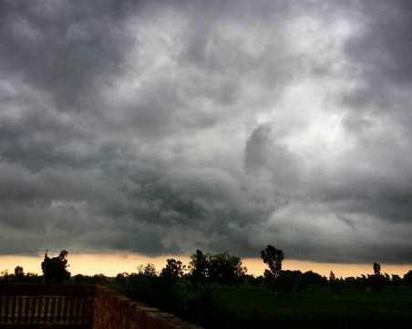 Облачна и дъждовна априлска седмица ни чака, температурите до 18°C