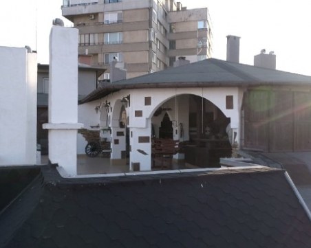 Общинари в тризонета, проверяват терасата (186 кв. м.) на шефа на КПКОНПИ