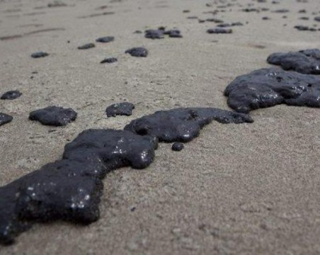 Петна от мазут замърсиха плажа край Шкорпиловци