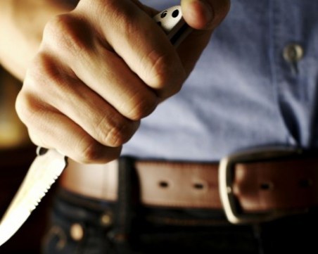 Пиян панагюрец скочи на жена си с нож пред погледите на децата им