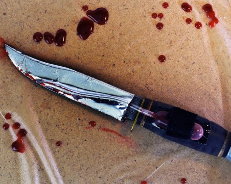 След скандал за пари… 28-годишен наръга двама в столично казино