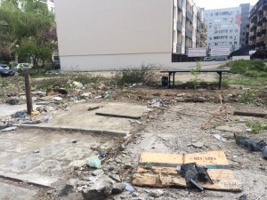 Махнаха гаражите пред блок в Кючука, но боклуците си останаха