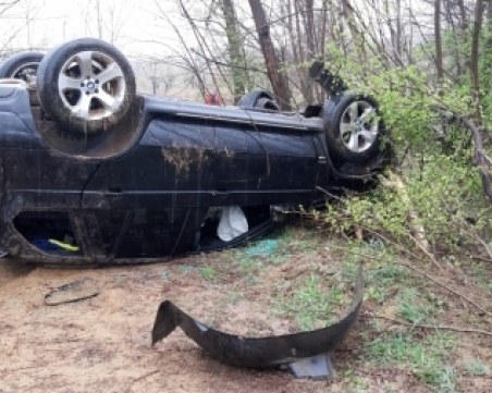 БМВ Х5 се търкаля 40 метра през гора, спря по таван