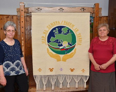 Чипровци готово с подаръка за папата! Показаха изтъканото огромно пано