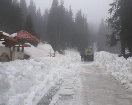 Чистят път към родопско село, затворен от началото на зимата