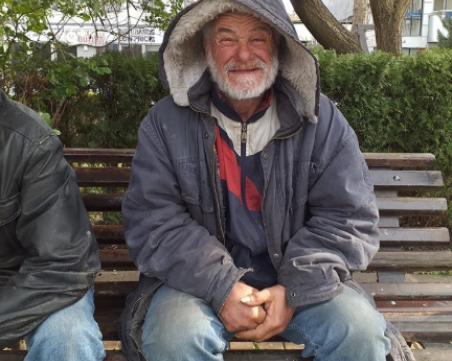 Иван, който избира улиците на Бургас за дом. Искат да му помогнат, но той отказва