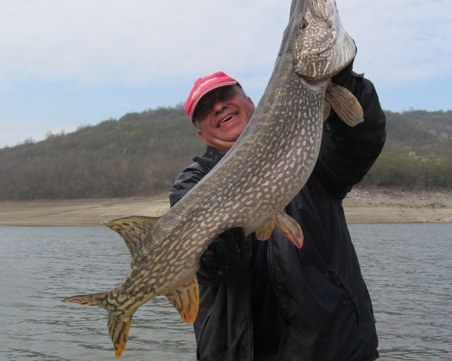Кметът на Ново село хвана щука, колкото самия него