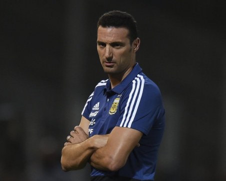 Кола блъсна треньора на Аржентина, откараха го в болница