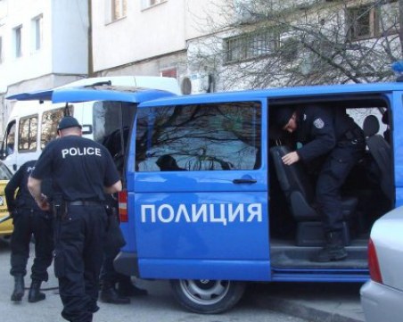 Криминалисти обискират лъскав джип на пъпа на София