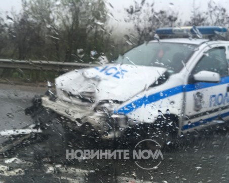 Лек автомобил се заби в патрулка край Ябланица