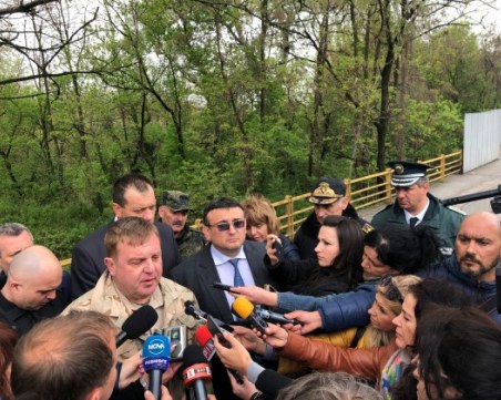 Каракачанов: По границата е спокойно, 300 души са готови да реагират при тревога