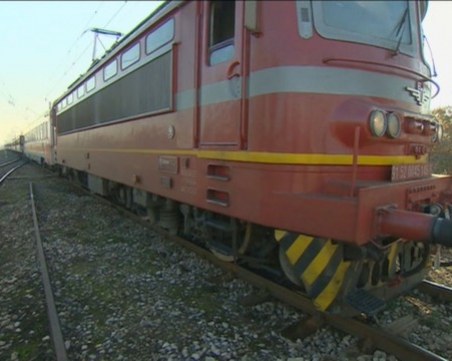 Пламна локомотив на влак с 67 пътници между Пловдив и Чирпан