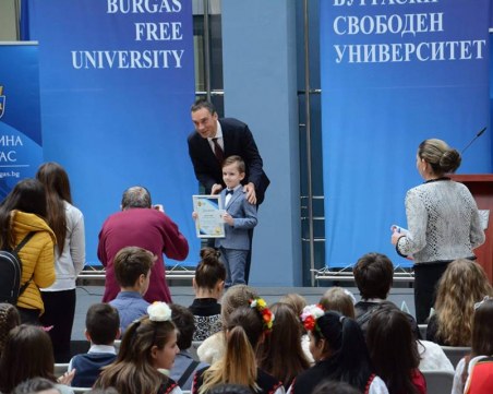 Шестгодишно момче грабна златен медал на олимпиада по математика в Тайланд