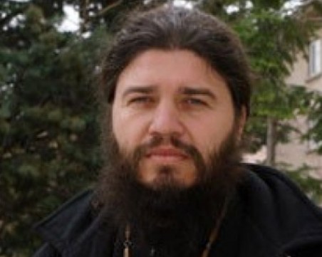 Свещеник анатемоса ваксините, заведе дело за дискриминация заради детето си