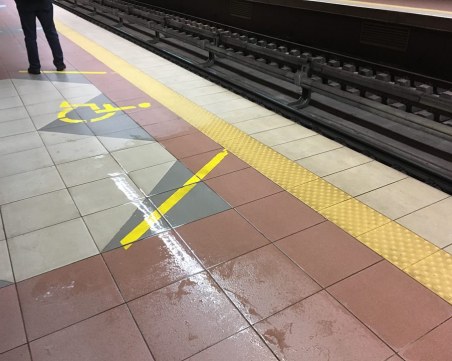 Тече, всичко тече... в столичното метро! В три станции таваните прокапаха